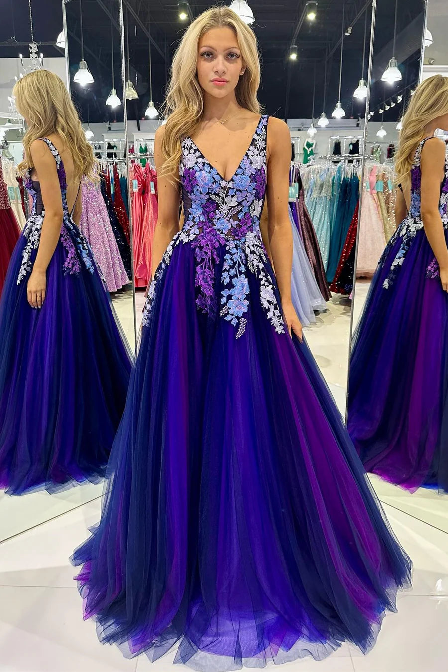 Vestido de fiesta con escote en V y espalda abierta con apliques de tul